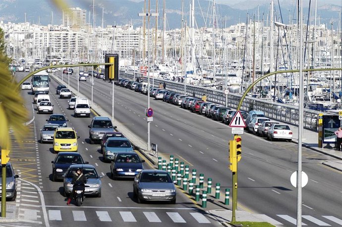 Archivo - Tráfico en el Paseo Marítimo de Palma.