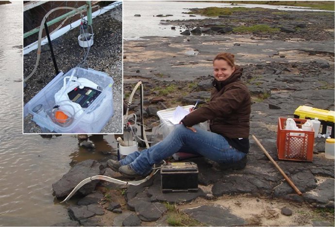 Lucía Ortega con un espectrómetro de radón