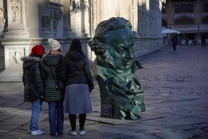 Una de las réplicas gigantes de la estatuilla de Los Goya en la Plaza San Francisco, en Sevilla.