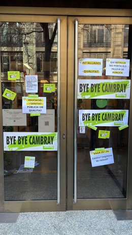 Cartells a les portes del Consorci d'Educació de Barcelona