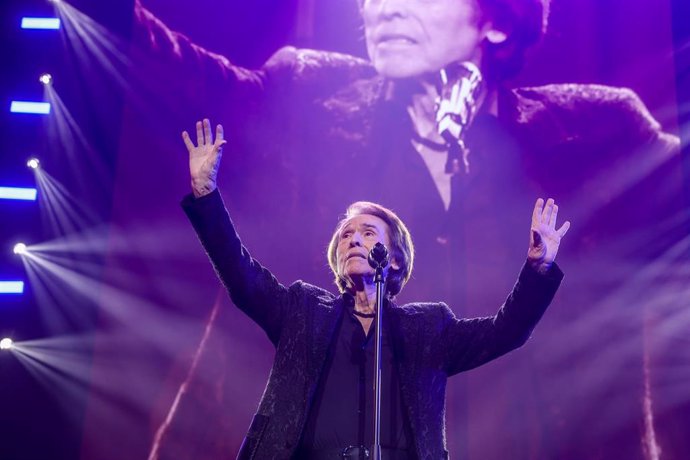 Archivo - El cantante Raphael actúa en el Wizink Center de Madrid en diciembre de 2022.