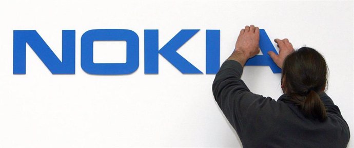 Archivo - FILED - 15 January 2008, Duesseldorf: A worker dismantles the Nokia logo after a press conference. Finnish critical networks and communications company Nokia announced Monday that it signed a new cross-licence 5G patent agreement with South Ko