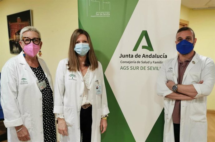 La autora de la guía, Ana M Mateos, acompañada de la coordinadora docente de los MIR de Medicina Familiar y Comunitaria del Área Sur de Sevilla, M Victoria Rodríguez, y del subdirector de Atención Primaria de este área sanitaria, Máximo Merino.