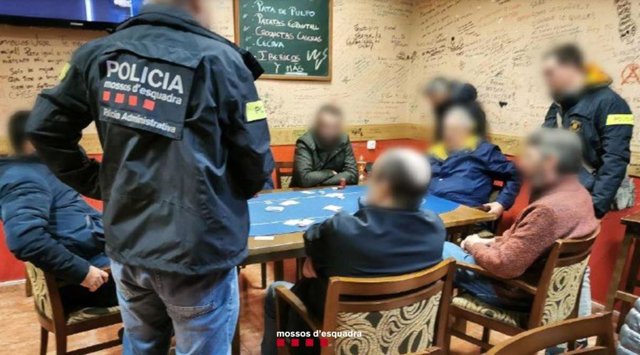 Els Mossos d'Esquadra interrompen la partida al local