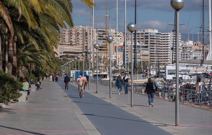 Archivo - Transeúntes con mascarilla circulan por el Paseo Marítimo de Palma, en la zona de Porto Pi.