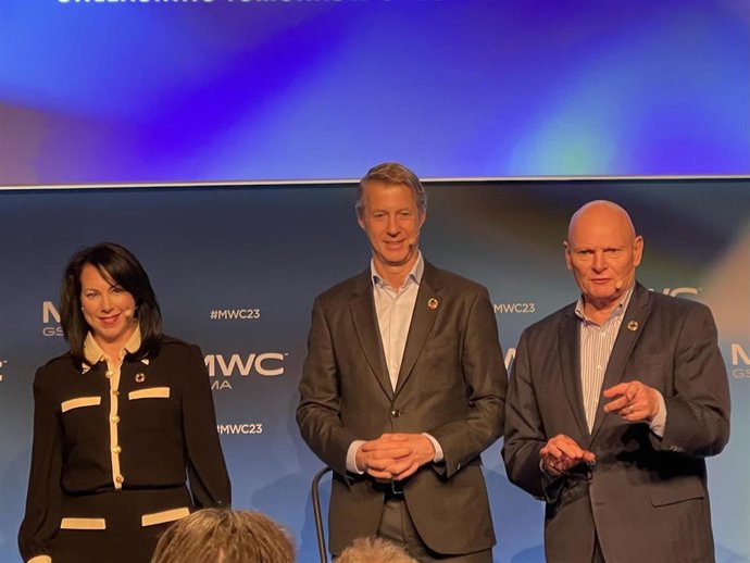 El ceo de GSMA John Hoffman, el director general Mats Granryd y la cmo de la compañía Lara Dewar