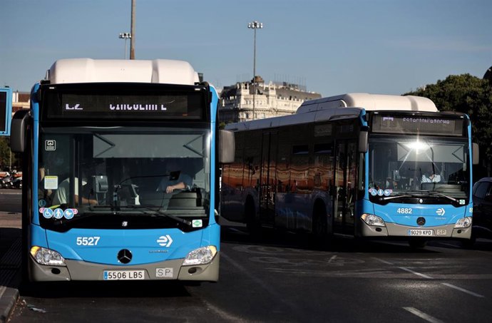 Archivo - Dos autobuses de la Empresa Municipal de Transportes madrileña (EMT), en Atocha. Archivo.