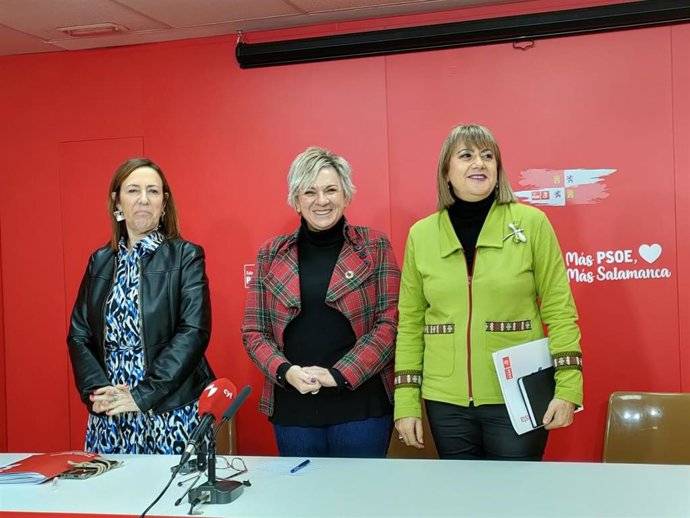 Las representantes socialistas Rosa Rubio, Elena Diego y María García, de izquierda a derecha, en la sede del PSOE de Salamanca.