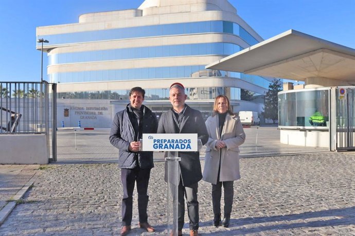Rueda de prensa del PP junto a la Diputación de Granada.