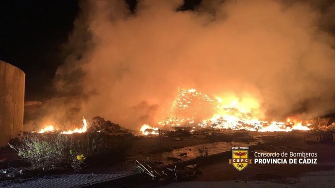 Bomberos actúan en un incendio de varios montones de basuras declarado en Sanlúcar de Barrameda (Cádiz)