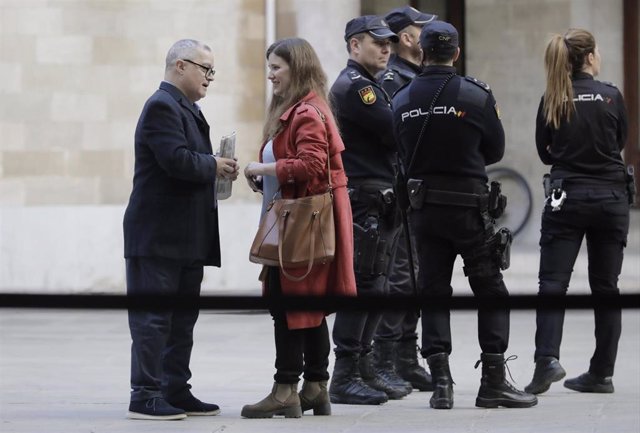 Archivo - Los periodistas Blanca Pou (Europa Press) y Kiko Mestre (El Diario de Mallorca) acuden al juicio del juez Miquel Florit. 