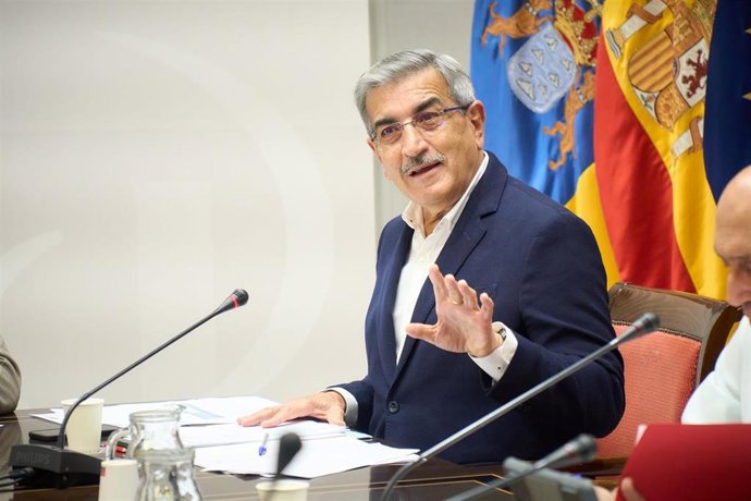Archivo - El vicepresidente del Gobierno de Canarias y consejero de Hacienda, Presupuestos y Asuntos Europeos, Román Rodríguez