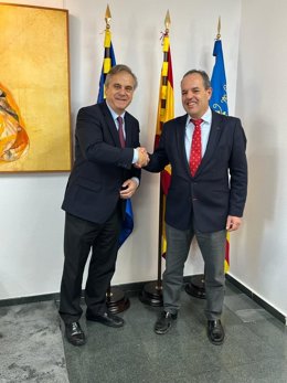 El presidente de la Cámara de Alicante, Carlos Baño, y el presidente de la Sociedad de Conciertos, Alfonso Ramón-Borja