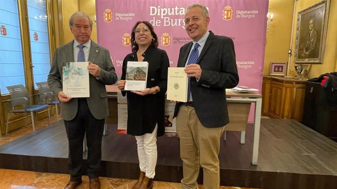 De izquierda a derecha, el vicedirector de la Institución Fernán González, Isaac Rilova, la diputada Raquel Contreras y el director de la Institución Fernán González, René Jesús Payo.