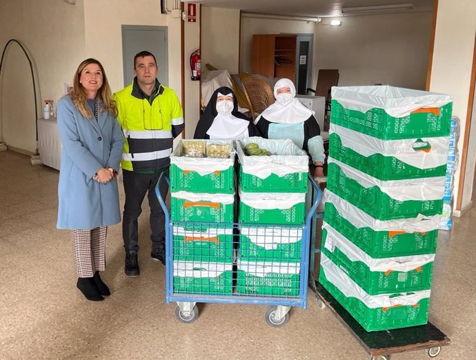 Representantes de la Residencia Santa Orosia de Jaca (Huesca) y de Mercadona durante una de las entregas en 2022