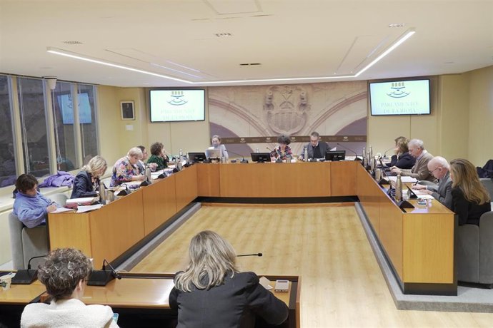 El presidente del Gobierno de España entre 2004 y 2011, José Luis Rodríguez Zapatero (d), y la presidenta de la comisión parlamentaria, Nuria del Río (c), comparecen en el Parlamento de La Rioja, a 26 de enero de 2023, en Logroño, La Rioja (España).