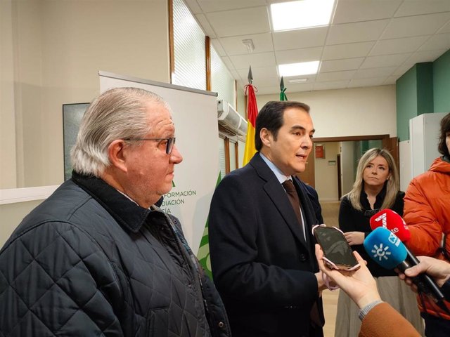 José Antonio Nieto atiende a los peridistas.