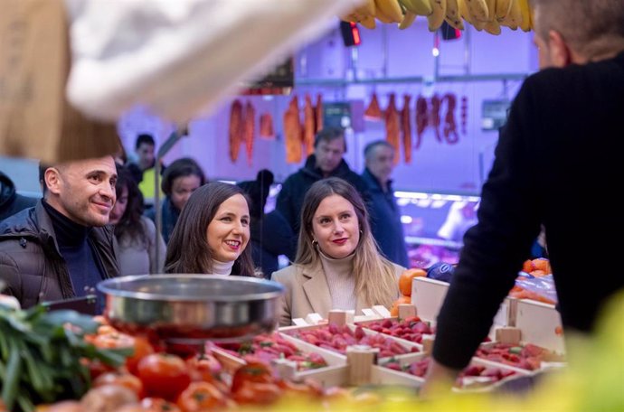 (I-D) El candidato de Podemos a la Alcaldía de Madrid, Roberto Sotomayor; la secretaria general de Podemos y ministra de Derechos Sociales y Agenda 2030, Ione Belarra, y la portavoz de UP, Alejandra Jacinto, en el Mercado municipal de Puente de Vallecas