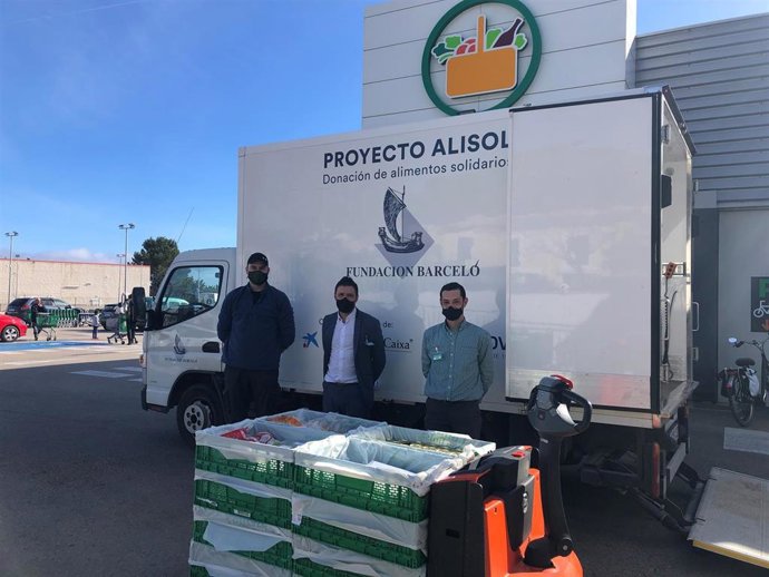 Archivo - Entrega de alimentos por parte de Mercadona a la Fundación Barceló.