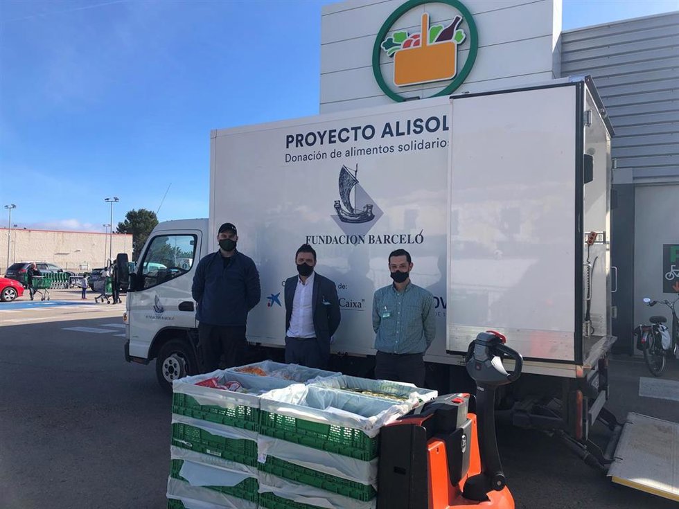 Archivo - Entrega de alimentos por parte de Mercadona a la Fundación Barceló.