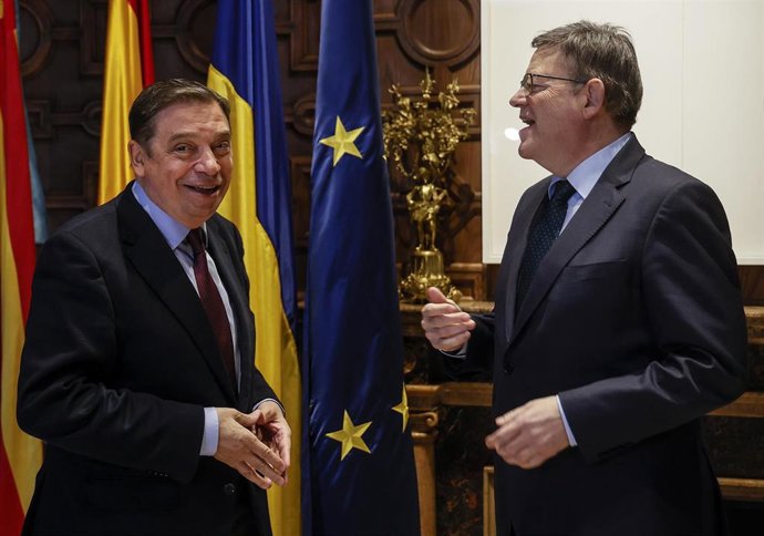 El ministro de Agricultura, Pesca y Alimentación, Luis Planas (i), y el presidente de la Generalitat, Ximo Puig (d), conversan a su llegada al Palau de la Generalitat, a 26 de enero de 2023, en Valencia, Comunidad Valenciana (España).