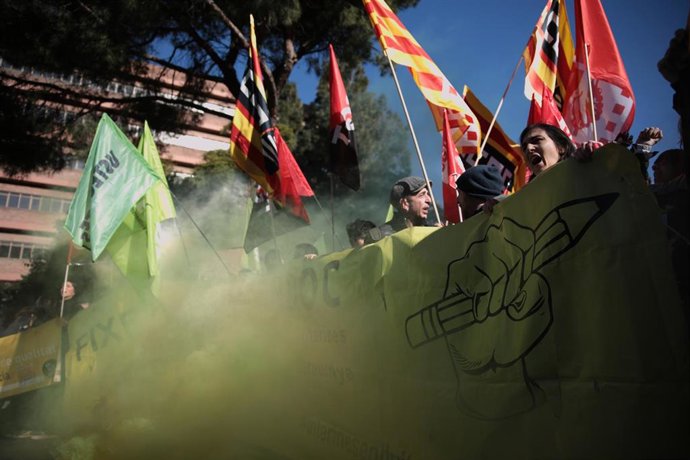 Manifestantes con pancartas y banderas durante una concentración conjunta de los sindicatos educativos y sanitarios, en el segundo día de huelga, a 26 de enero de 2023, en Barcelona