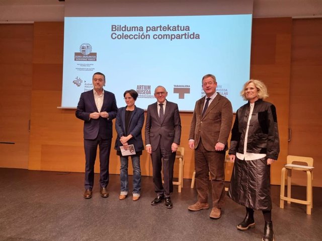 Consejero de Cultura y Política Lingüística, Bingen Zupiria; el diputado general de Álava y presidente del Patronato de la Fundación Artium, Ramiro González; la directora del Artium Museoa, Beatriz Herráez; el director del Museo de Bellas Artes de Bilbao,