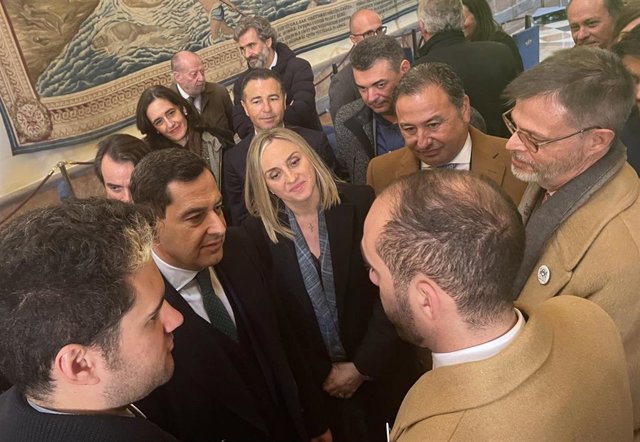 El delegado del Gobierno de la Junta en Sevilla, Ricardo Sánchez, tercero por la derecha, con la consejera de Fomento, Marifrán Carazo, y el presidente de la Junta, Juanma Moreno, que conversa con los miembros de Sevilla Quiere Metro.