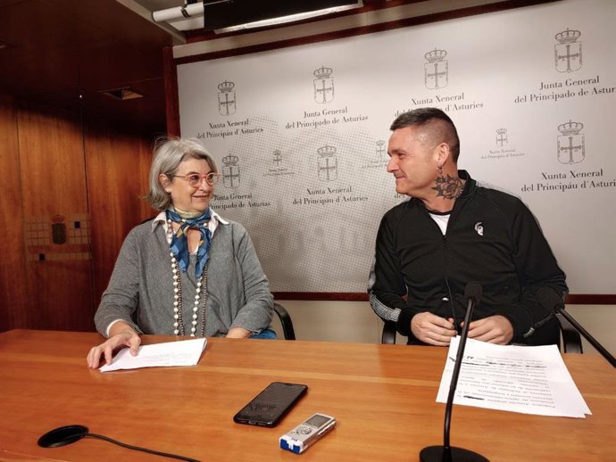Rueda de prensa del portavoz de Podemos en la JGPA, Rafael Palacios junto a la presidenta del Colegio Oficial de ópticos-optometristas de Asturias, María José Prado.