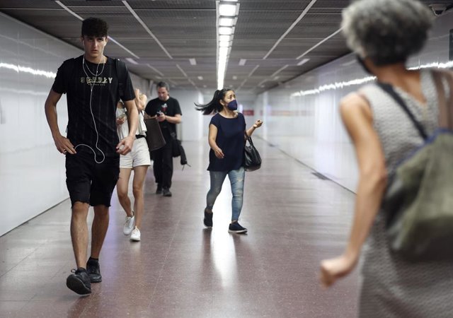 Archivo - Una dona amb mascareta al transport públic