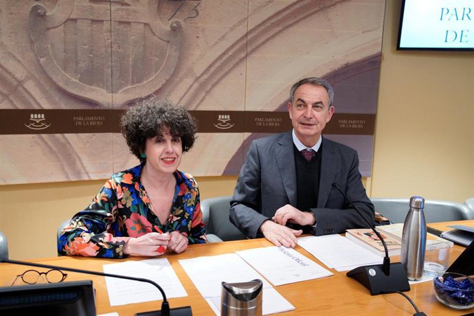El presidente del Gobierno de España entre 2004 y 2011, José Luis Rodríguez Zapatero, y la presidenta de la comisión parlamentaria, Nuria del Río, comparecen en el Parlamento de La Rioja, a 26 de enero de 2023, en Logroño, La Rioja (España). Durante la 