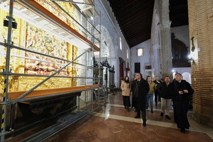 El consejero de Turismo, Cultura y Deporte, Arturo Bernal, visita el altar de Ánimas Benditas, en la parroquia de Santiago el Mayor de Écija (Sevilla).