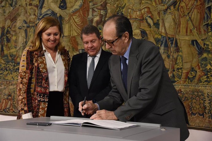El artista Rafael Canogar firmando, junto al presidente de C-LM, Emiliano García-Page, y la consejera de Educación, Cultura y Deportes, Rosa Ana Rodríguez, el contrato para ceder 31 de sus obras para que sean expuestas en Toledo