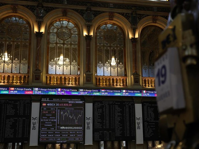 Un panel del Ibex 35 en el Palacio de la Bolsa, a 19 de enero de 2023, en Madrid (España)