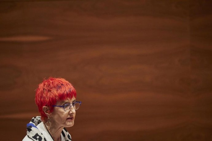 Archivo - La consejera de Salud del Gobierno de Navarra, Santos Induráin, en un pleno del Parlamento de Navarra.