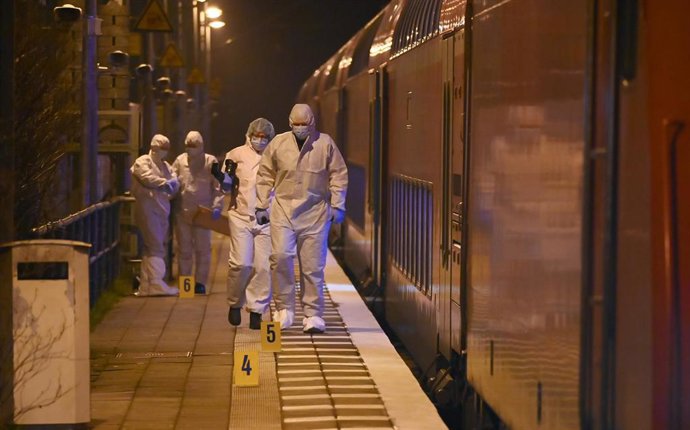 Forenses junto al tren donde se produjo un apuñalamiento múltiple