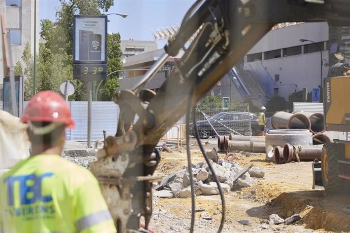 Archivo - Un trabajador de las obras de ampliación del tranvía a Santa Justa.