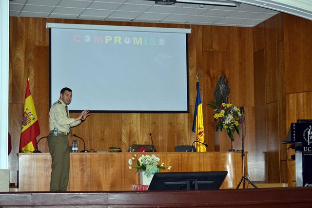 El coronel Gabaldón durante la conferencia impartida en la UCAV.