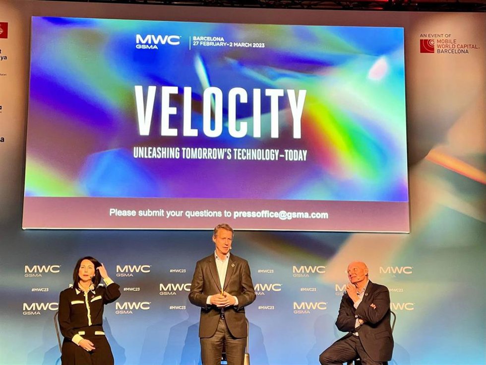El ceo de GSMA, John Hoffman, el director General, Mats Granryd y la cmo Lara Dewar