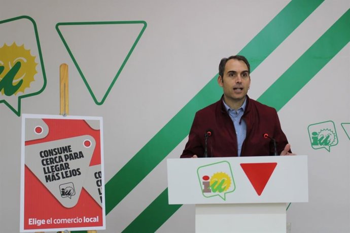 Archivo - El coordinador general de IU Andalucía, Toni Valero, presenta una campaña de apoyo al pequeño comercio. (Foto de archivo).