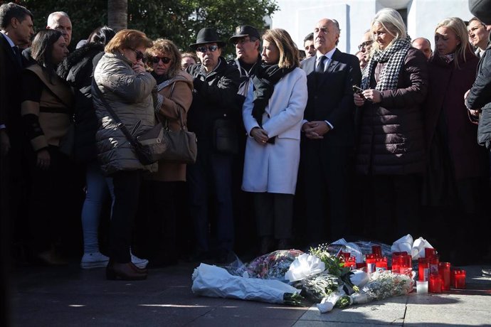 Centenares de vecinos guarda un minuto de silencio por el ataque a dos iglesias en Algeciras con la muerte del sacristán de una de ellas.