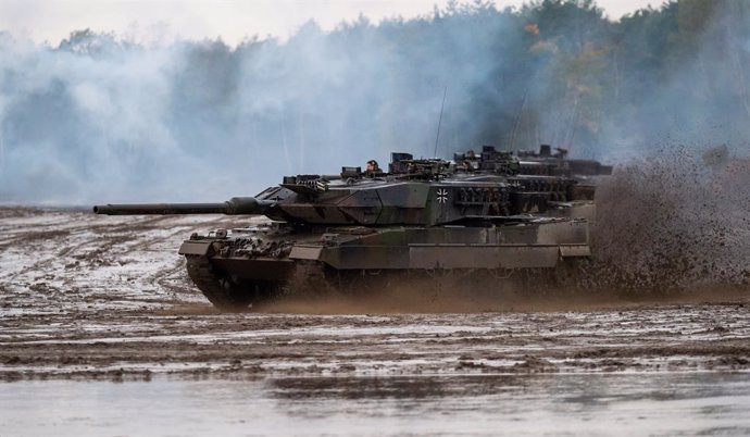 Archivo - FILED - 11 October 2019, Lower Saxony, Munster: Leopard 2A6 main battle tanks of the German Armed Forces, drives during a training exercise. Germany intends to deliver 14 Leopard 2A6 main battle tanks from the Bundeswehr's stocks to Ukraine, g