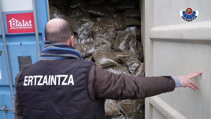 Operación de la Ertzaintza en Orduña, donde se han localizado 3.000 kilos de marihuana.