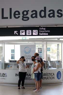 Archivo - Turistas en la oficina de turismo del Aeropuerto Internacional de la Región Murcia