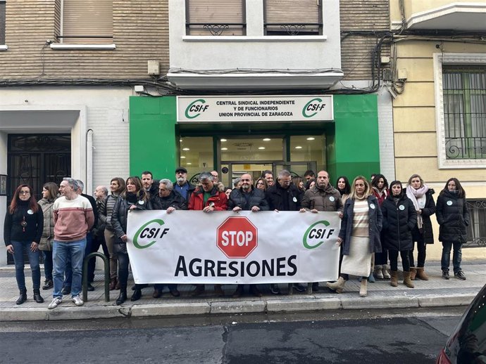 Concentración miembros de CSIF Zaragoza por la recepción de un paquete bomba.