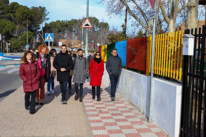 El secretario general del PSOE-M, Juan Lobato, visitando la Escuela Municipal El Cascanueces de Velilla de San Antonio junto a la alcaldesa del municipio, Antonia Alcázar.