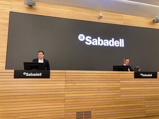 El director financiero de Banco Sabadell, Leopoldo Alvear, y el consejero delegado de la entidad, César González-Bueno, en la presentación de resultados de la entidad del ejercicio de 2022