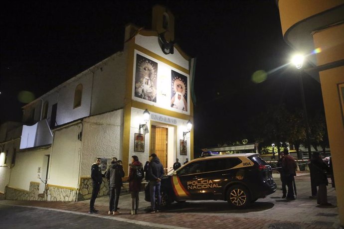 Iglesia de San Isidro en la noche que fue atacada y resultó el sacerdote herido de gravedad.