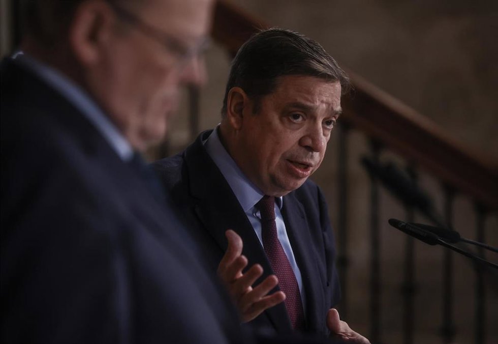 El ministro de Agricultura, Pesca y Alimentación, Luis Planas (d), ofrece una rueda de prensa tras reunirse con el presidente de la Generalitat, Ximo Puig (i), en el Palau de la Generalitat, a 26 de enero de 2023, en Valencia