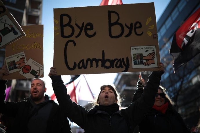 Un grupo de personas con pancartas y banderas durante una concentración conjunta de los sindicatos educativos y sanitarios, en el segundo día de huelga, a 26 de enero de 2023, en Barcelona, Catalunya (España). Unos 6.500 profesores tomaron ayer, 25 de e